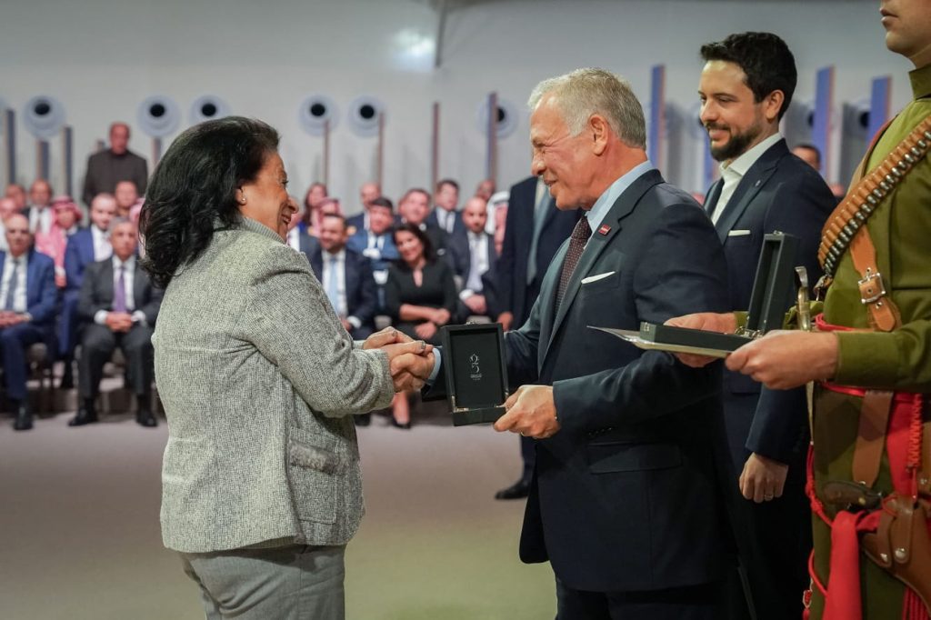 حُصُولُ مَرْكَزِ البُنْياتِ لِلتَرْبِيَةِ الخاصَّةِ عَلَى تَكْرِيمِ جَلالَةِ المَلِكِ المُعْظَمِ بِمِيدالِيَّةِ اليُوبِيلِ الفِضِّيِّ